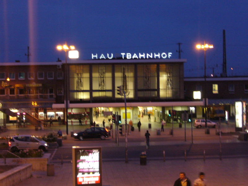 Dortmunder Hauptbahnhof mit kaputtem u im Leuchtschriftzug
