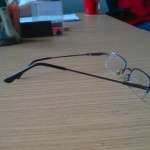 Brille mit verbogenem Bügel